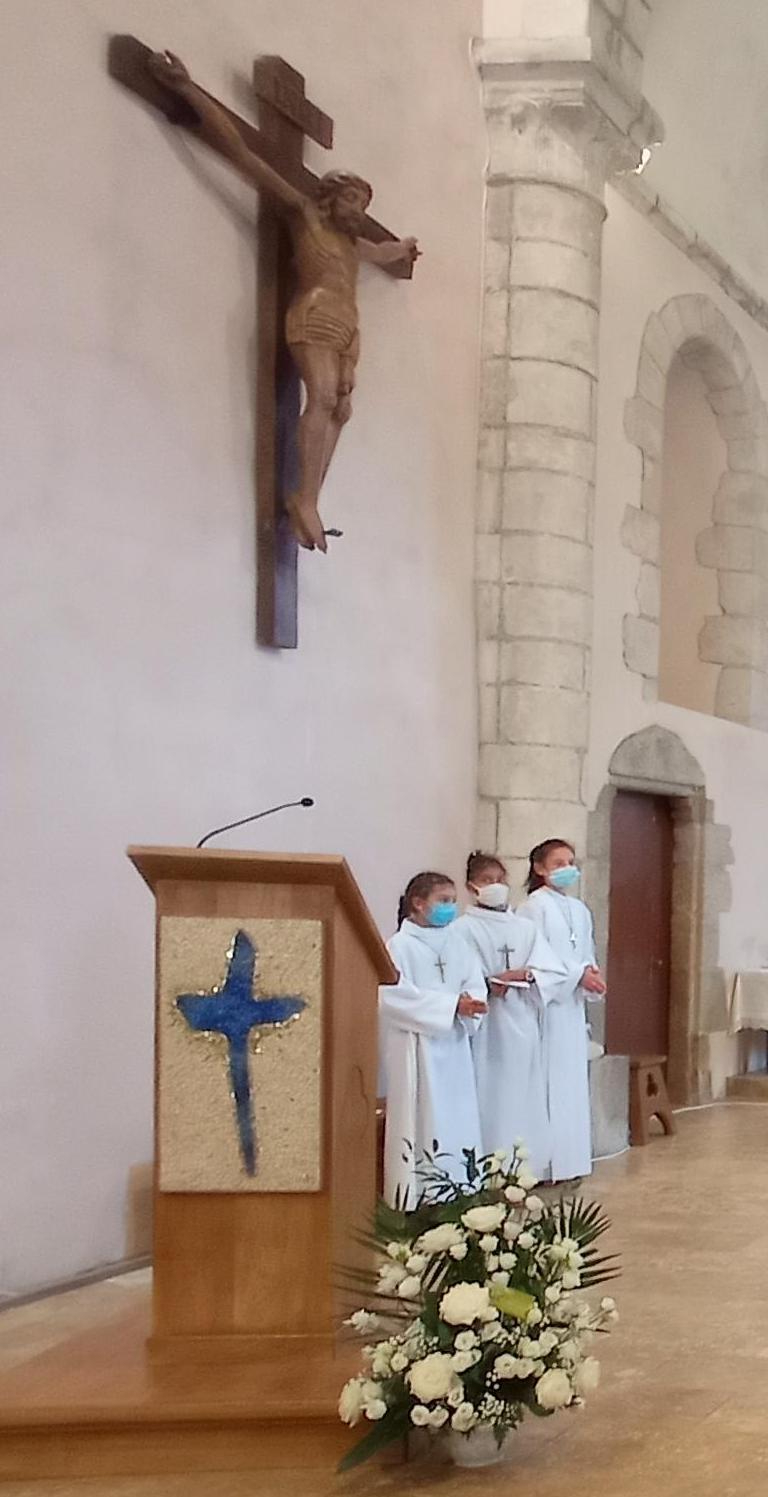 Père Adolphe lors de la messe - envoi